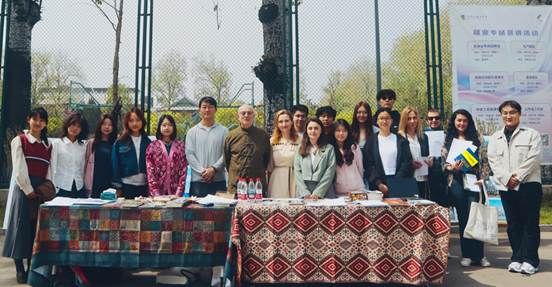 一群人站在卡车上 AI 生成的内容可能不正确。